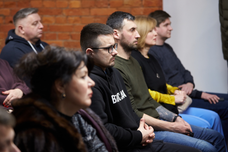 Ігор Терехов вручив перші волонтерські картки харківʼянина