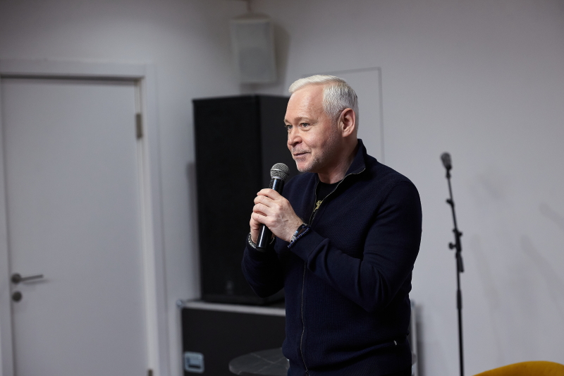 Ігор Терехов вручив перші волонтерські картки харківʼянина