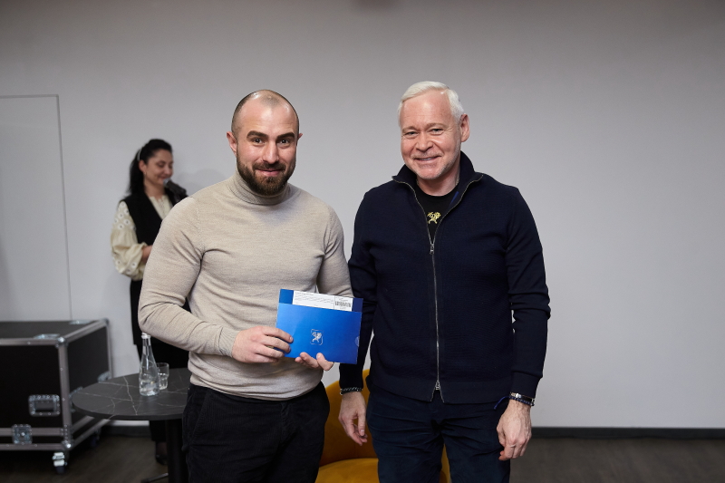 Ігор Терехов вручив перші волонтерські картки харківʼянина