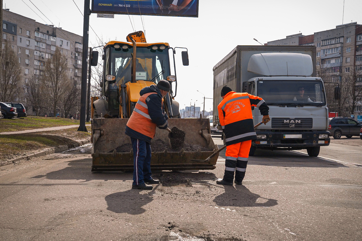 У Харкові ремонтують дороги 