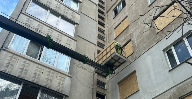 Utility workers eliminate the consequences of hostile shelling