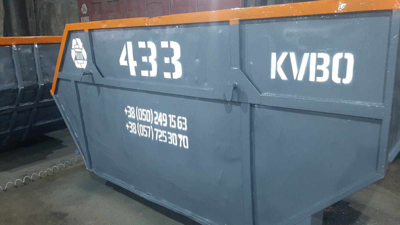 Комунальники прибирають місто та оновлюють сміттєві контейнери