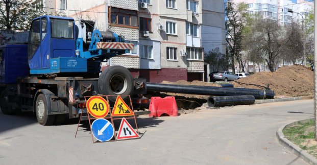 На вулиці Ахсарова оновлюють водовід 