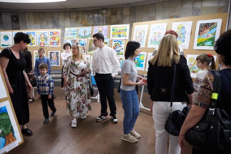 У харківському метро відкрилася виставка дитячих малюнків