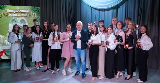 Випускні вечори пройшли ще в двох районах Харкова