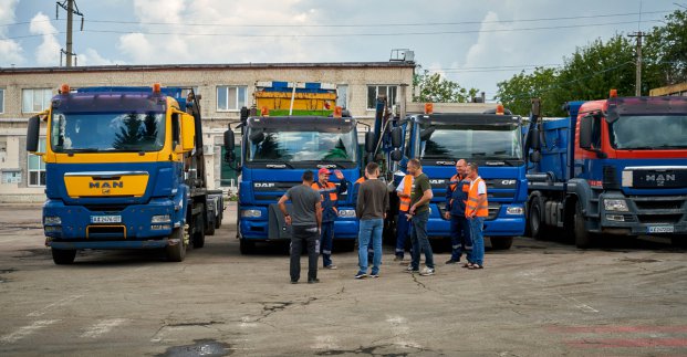 Харківські комунальники отримали спецтехніку від партнерів