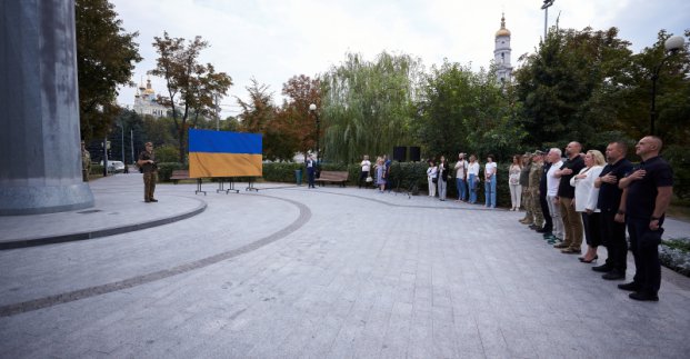 На найвищому флагштоці України підняли державний прапор 
