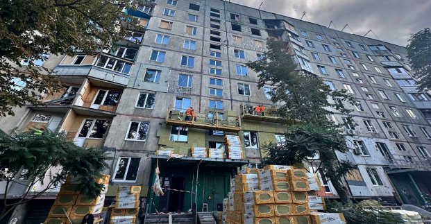 У Харкові відновлюють пошкоджені обстрілами житлові будинки