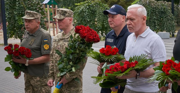 Ігор Терехов поклав квіти до памʼятника захисникам України