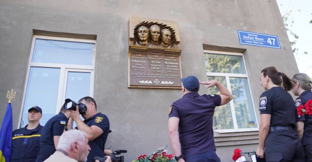 У Харкові встановили памʼятну дошку трьом загиблим рятувальникам 