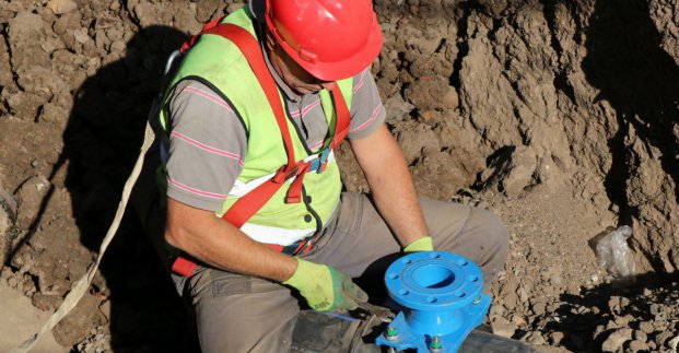 У Новобаварському районі оновили магістральний водовід