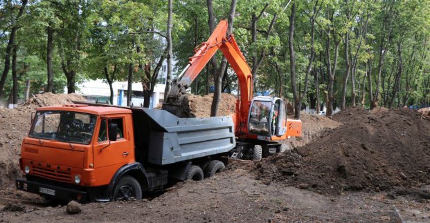 У Новобаварському районі перекладають трубопровід