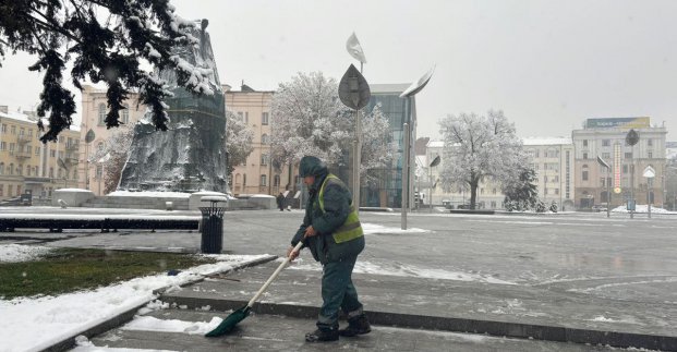 Комунальники прибирають сніг у Харкові 