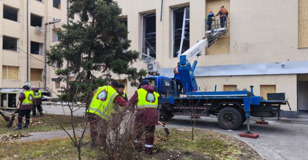 Комунальники усувають наслідки ворожого обстрілу Харкова