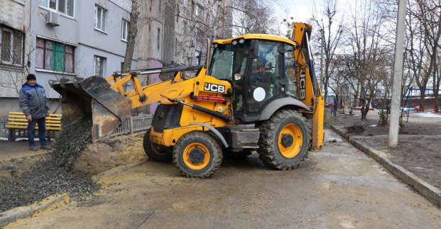 У Новобаварському районі перекладають трубопроводи 