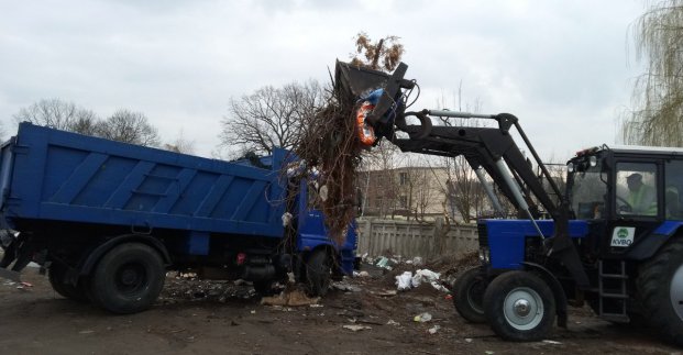 Комунальники прибирають стихійні звалища