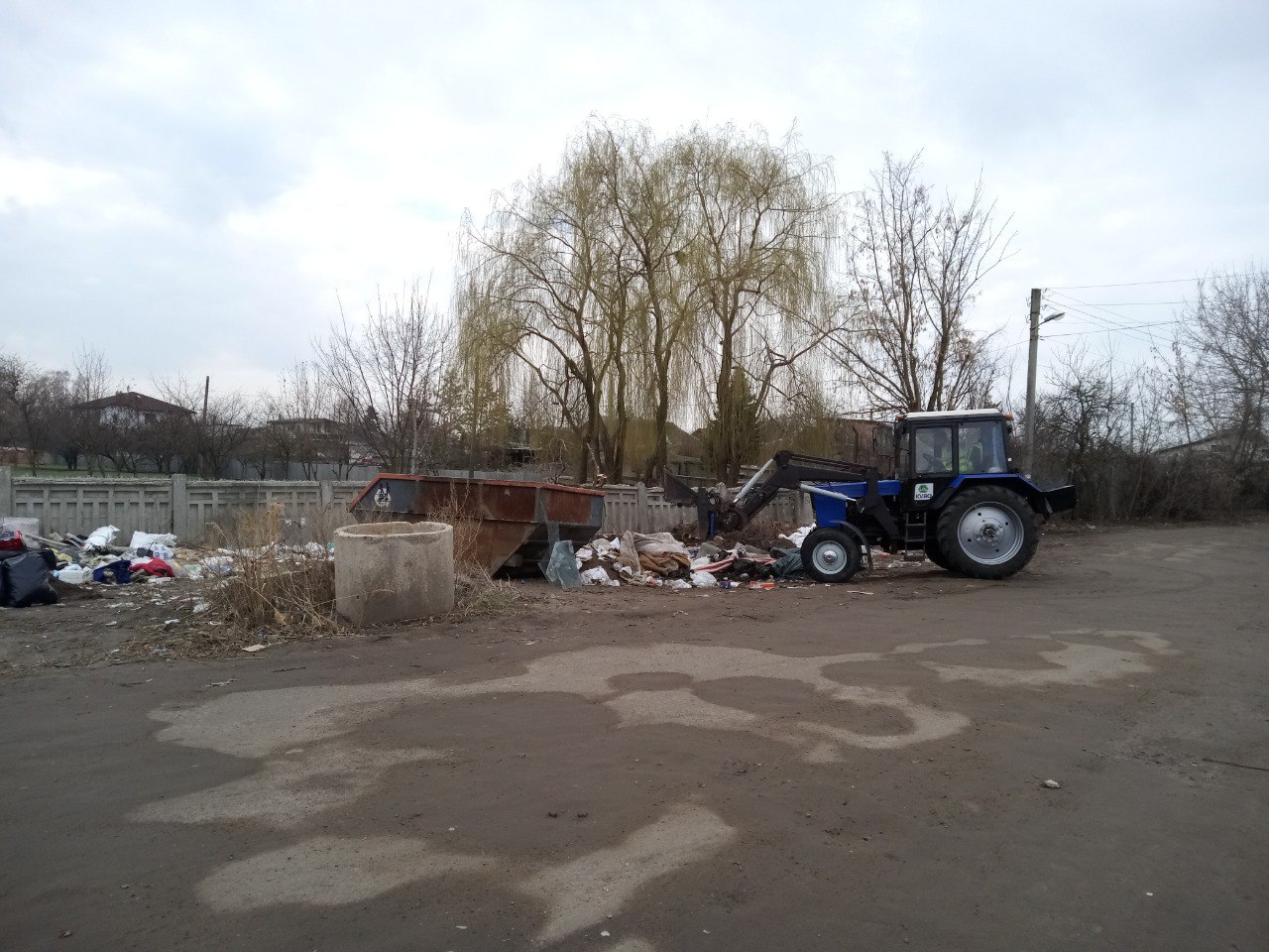 Комунальники прибирають стихійні звалища