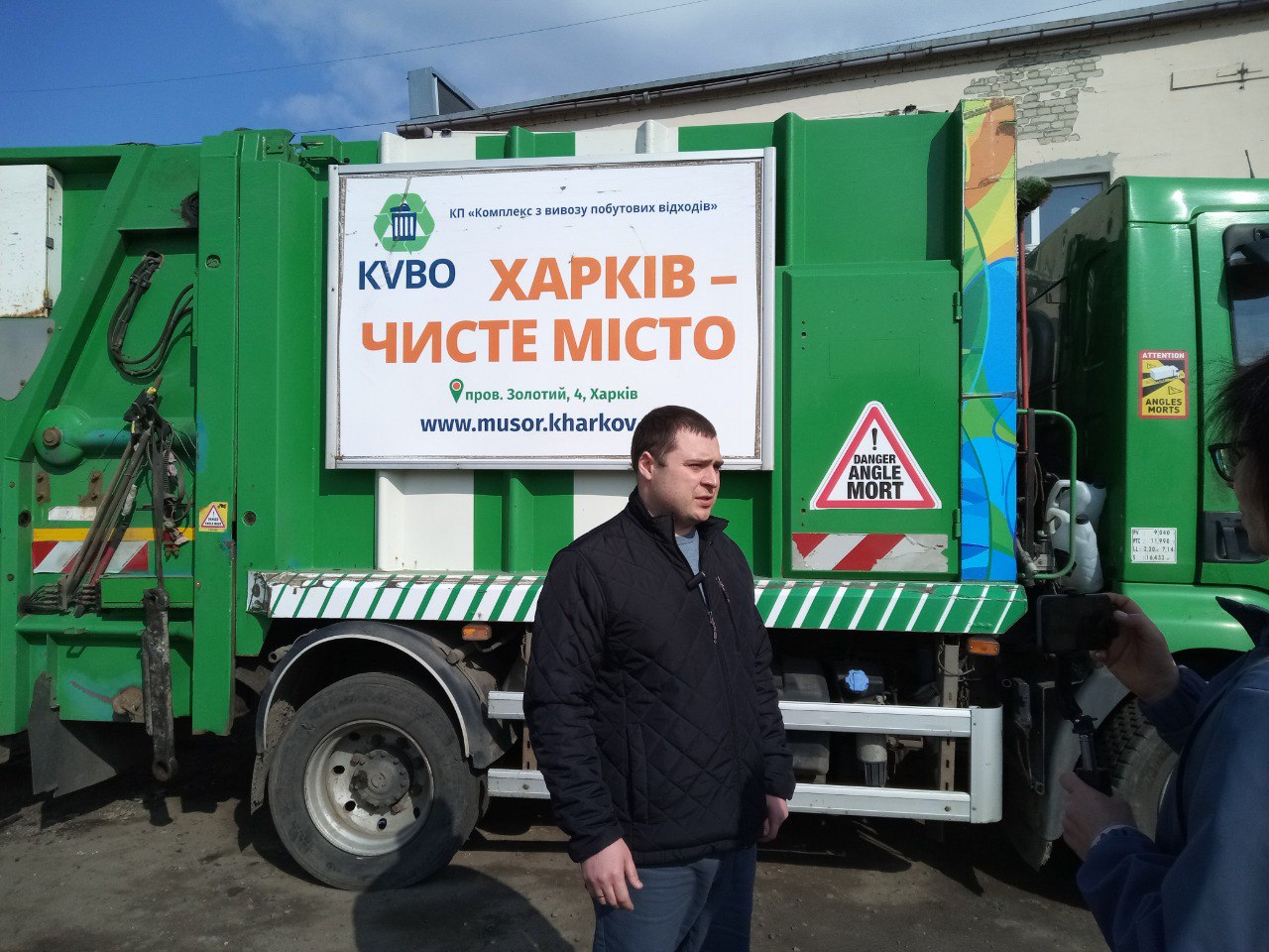 Комунальники прибирають стихійні звалища