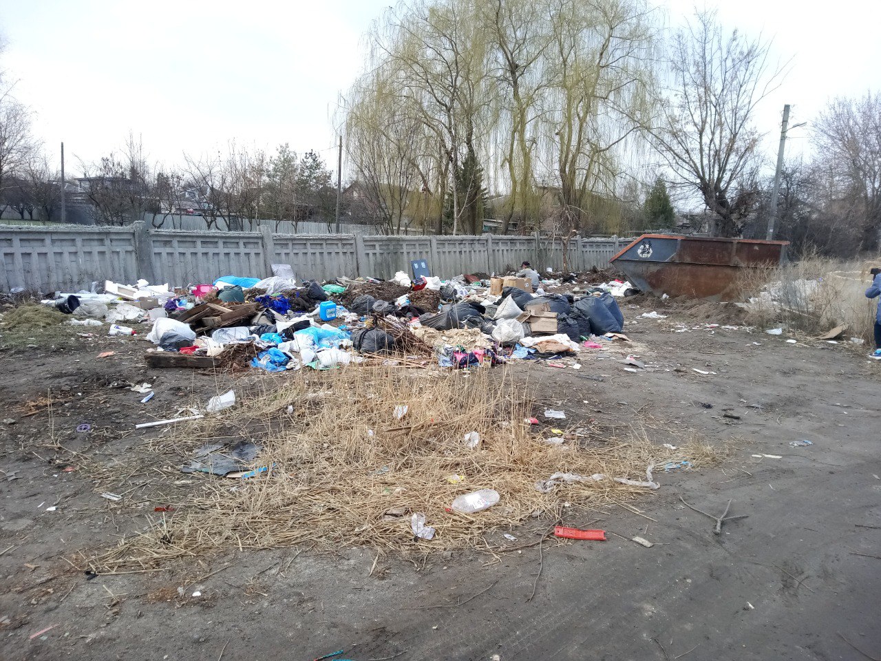 Комунальники прибирають стихійні звалища