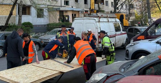 У Харкові усувають наслідки ракетного обстрілу