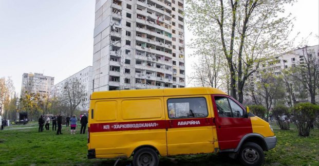 «Харківводоканал» відновлює комунікації в будинках після ракетного удару