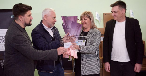 Харківські школи отримали техніку для цифрових лабораторій