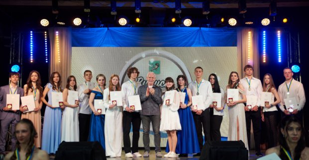 Випускні вечори пройшли в Індустріальному та Слобідському районах