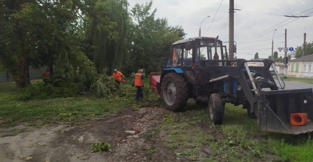 У Харкові усувають наслідки урагану