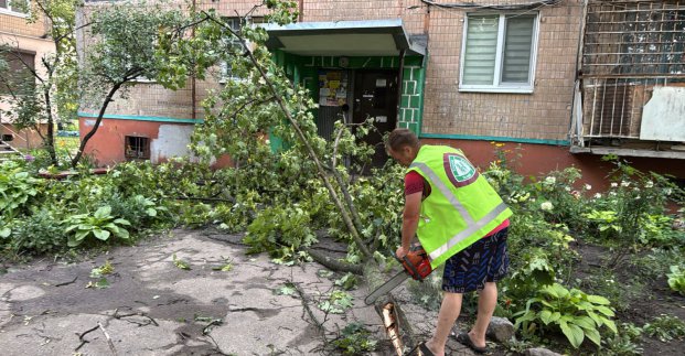 Комунальники продовжують усувати наслідки буревію в Харкові 