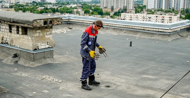 У Харкові встановлюють захисні решітки на внутрішньобудинкові зливові системи