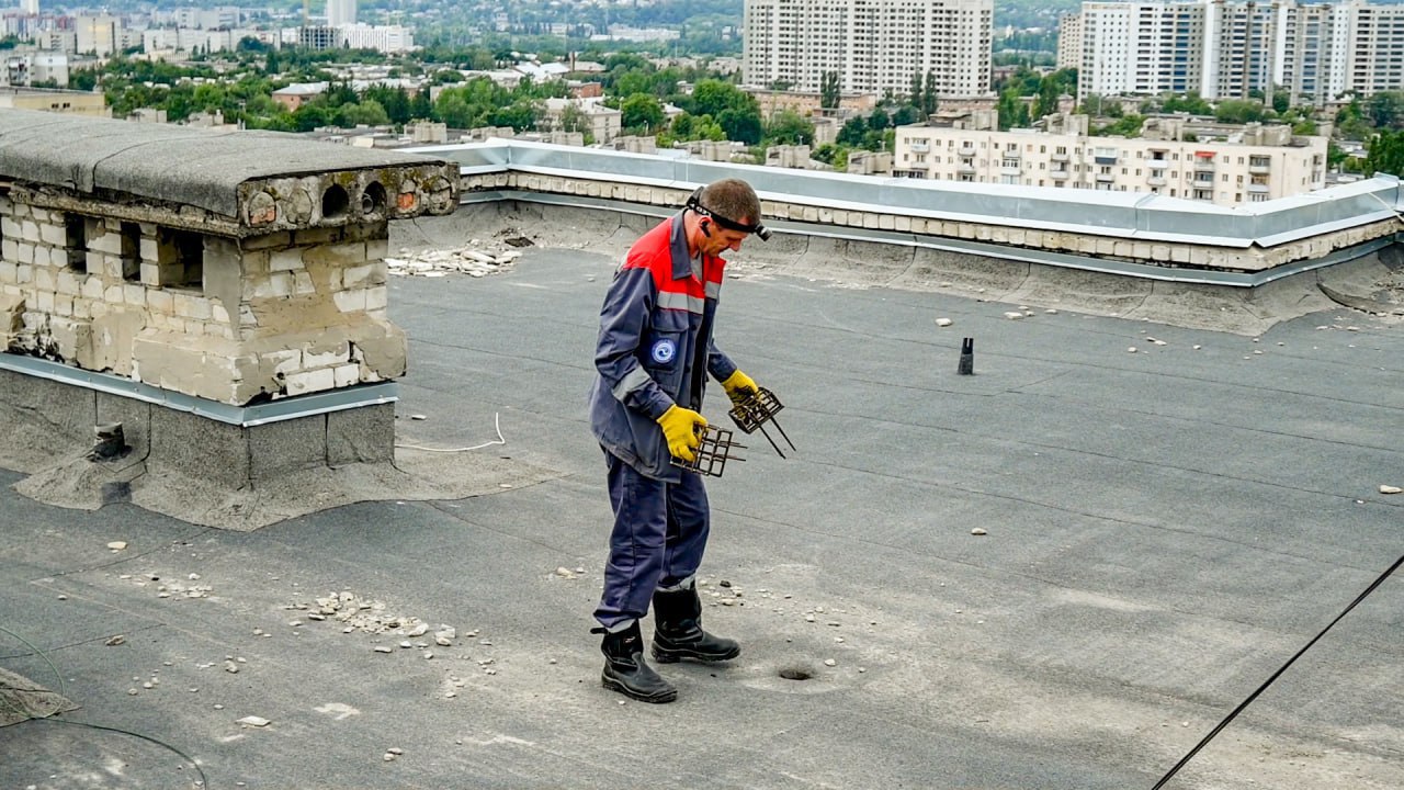 У Харкові встановлюють захисні решітки на внутрішньобудинкові зливові системи