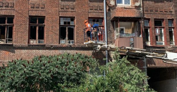 У Харкові триває ліквідація наслідків ворожого обстрілу