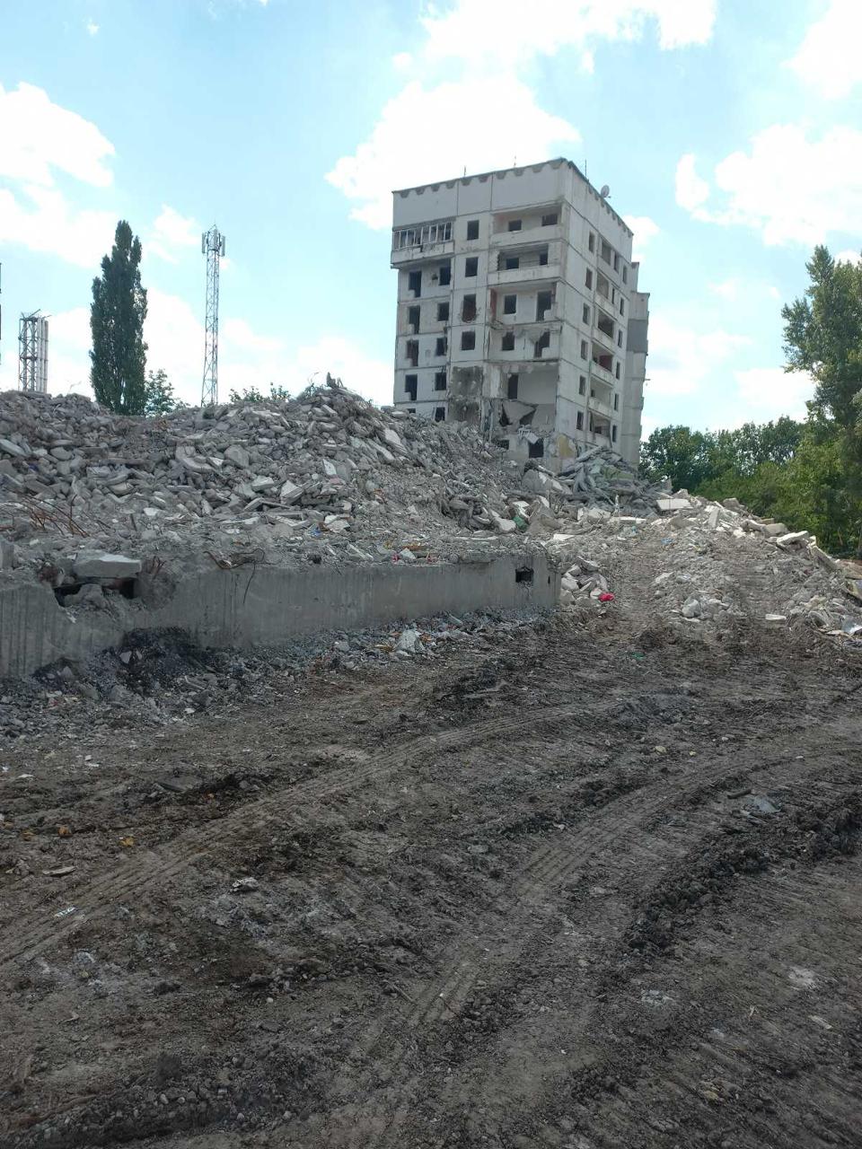 У Харкові демонтували дві пошкоджені багатоповерхівки