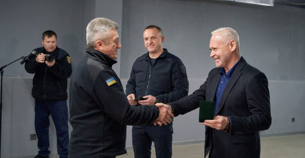 Ігор Терехов нагородив харків’ян, які рятували дітей після обстрілу