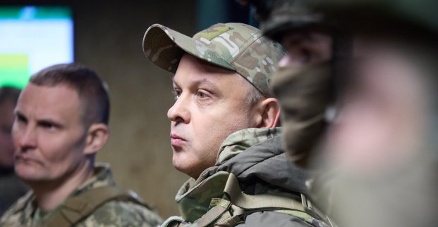 Ігор Терехов вітає Олега Черкашина з відзначенням державною нагородою