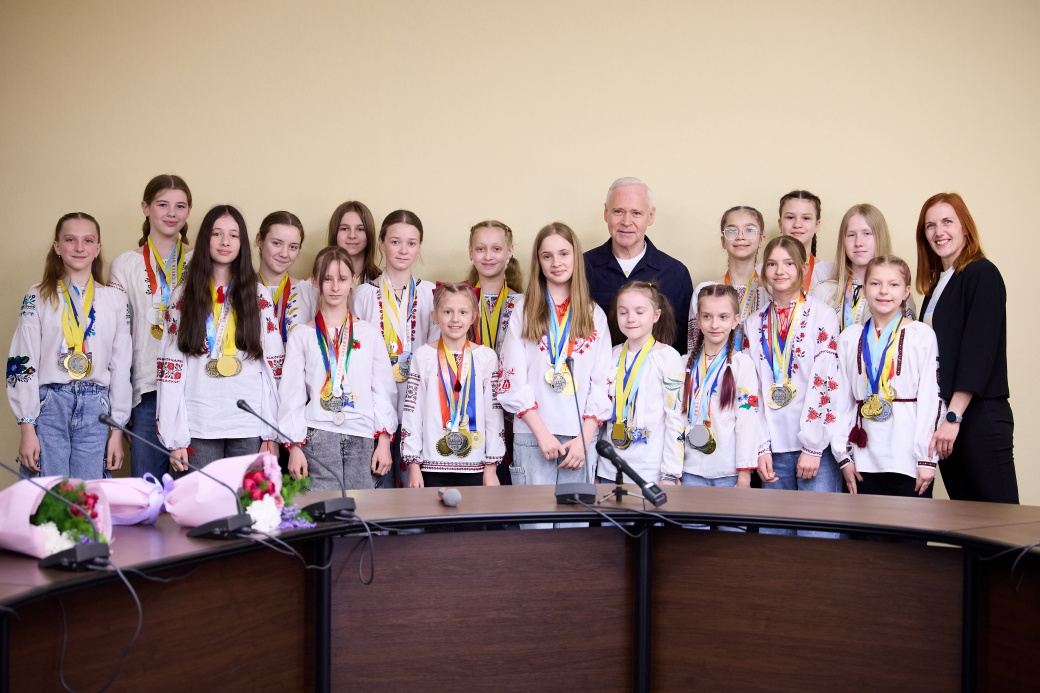 Ігор Терехов нагородив харківських черлідерок