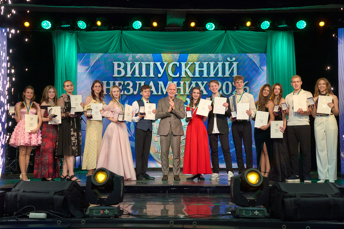 Мер Харкова привітав випускників з Індустріального району