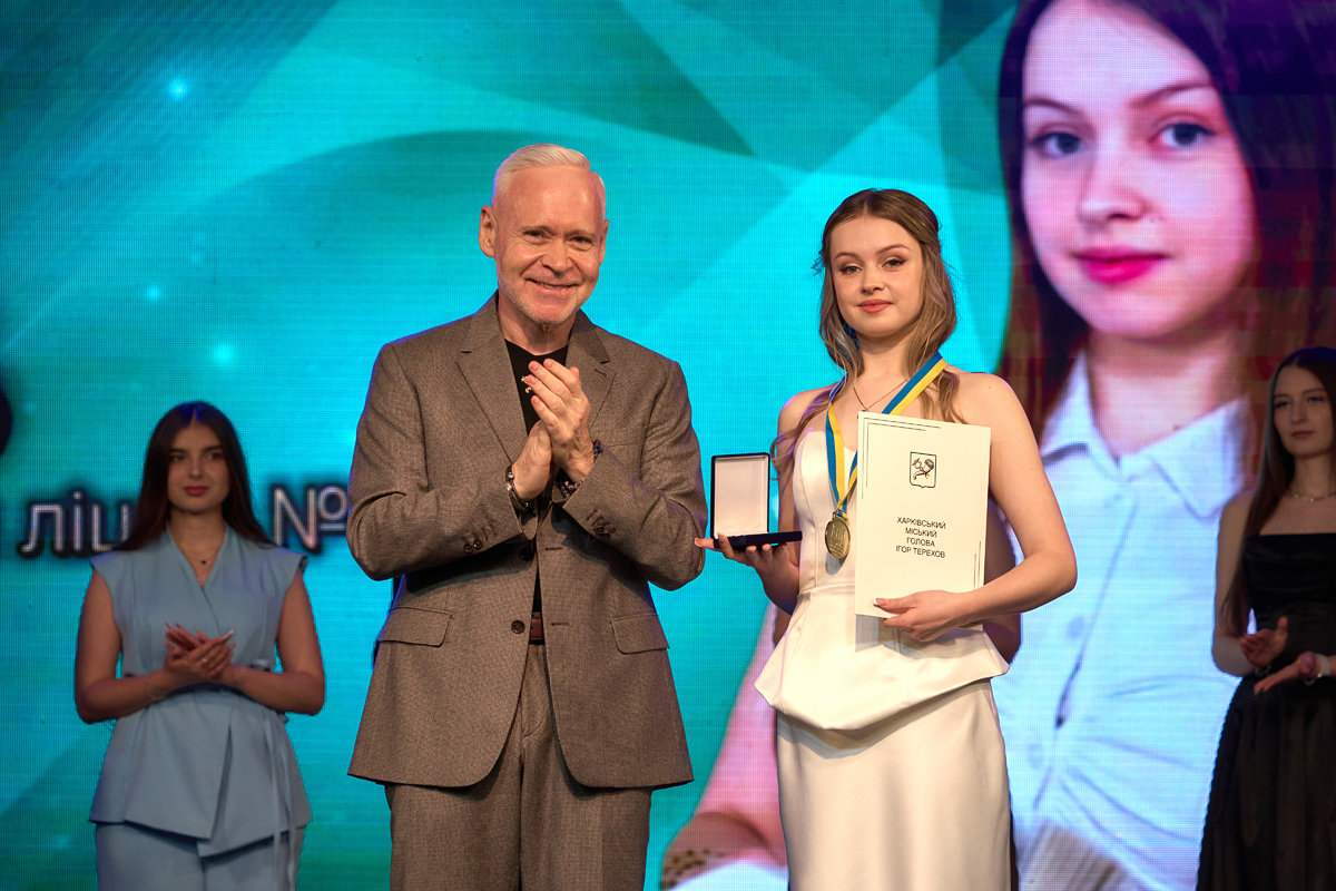 Мер Харкова привітав випускників з Індустріального району