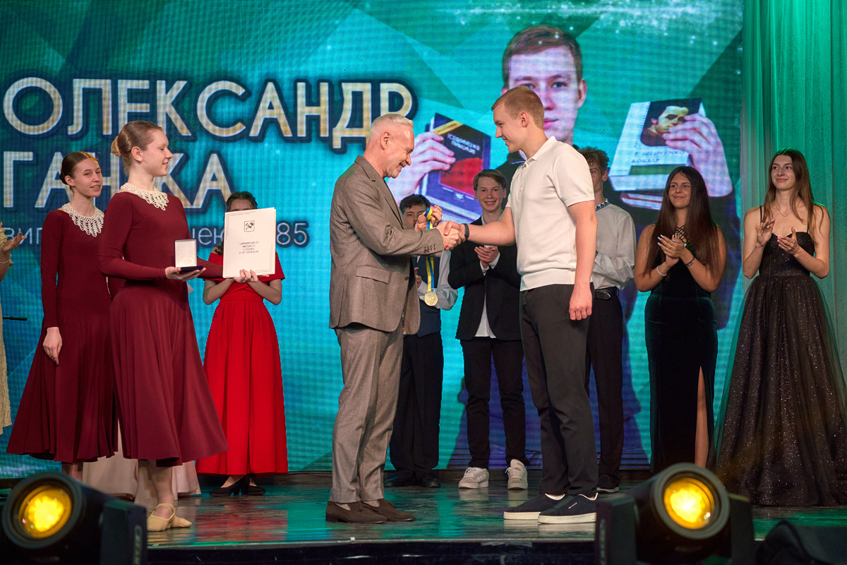 Мер Харкова привітав випускників з Індустріального району