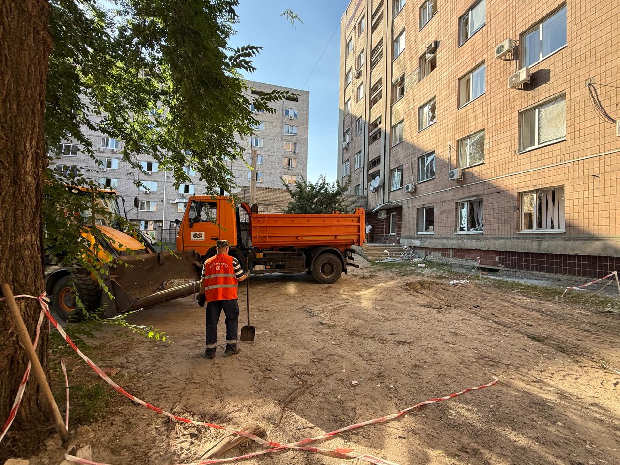 У Харкові усувають наслідки ворожих ударів