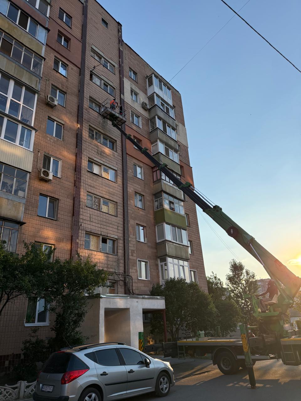 У Харкові усувають наслідки ворожих ударів