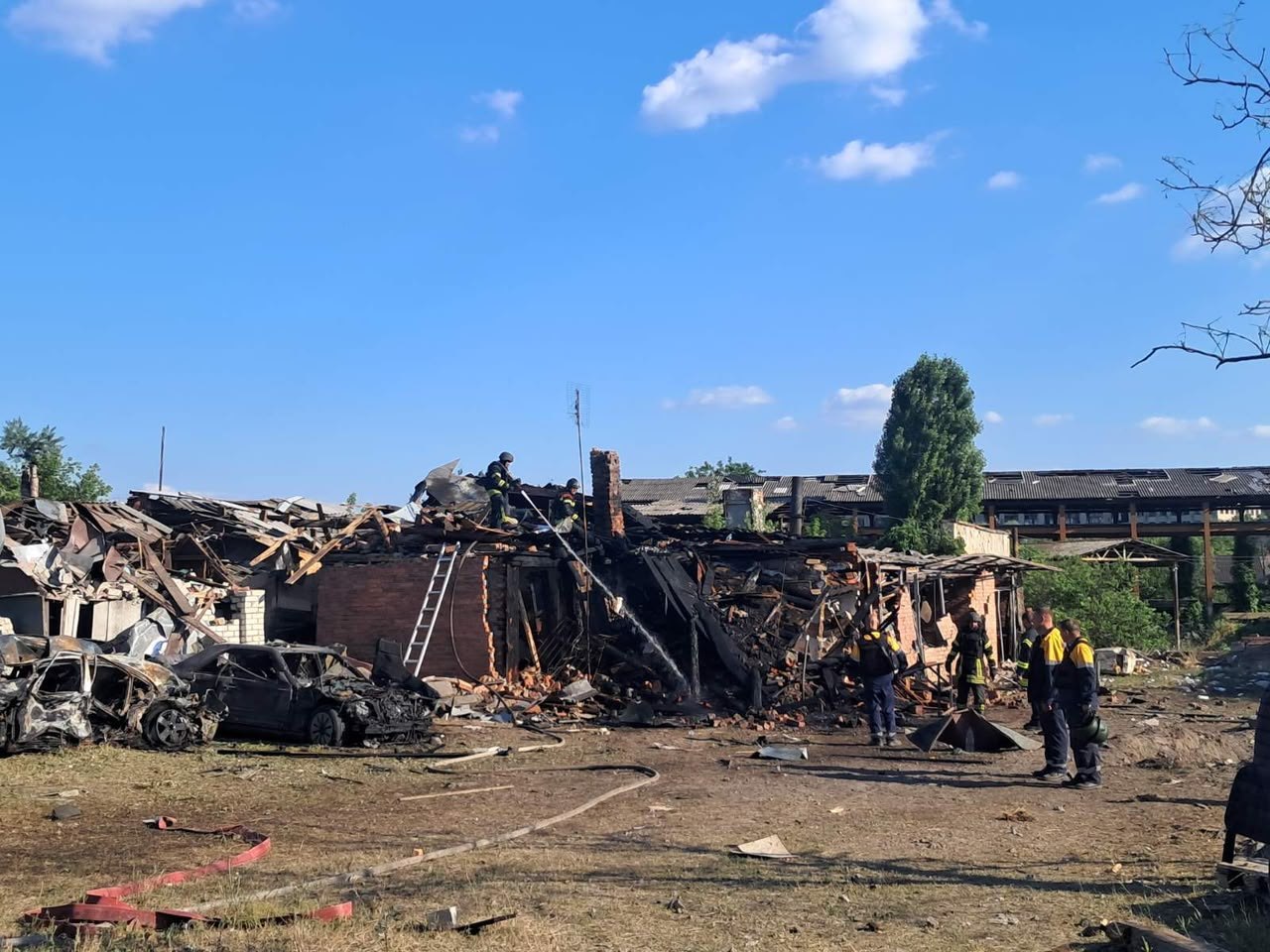 У Харкові усувають наслідки ворожих ударів
