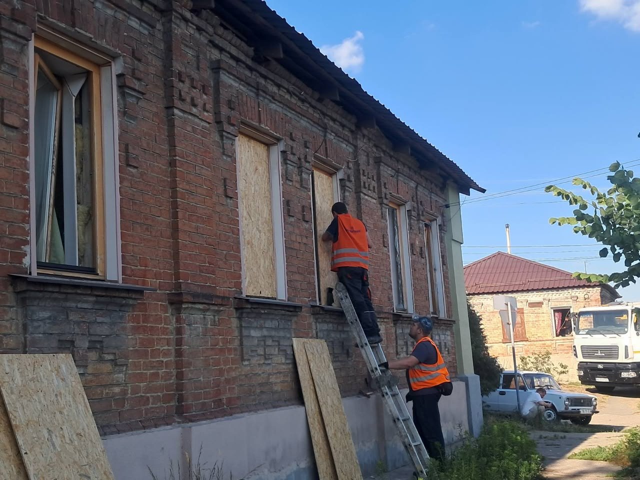 У Харкові усувають наслідки ворожих ударів