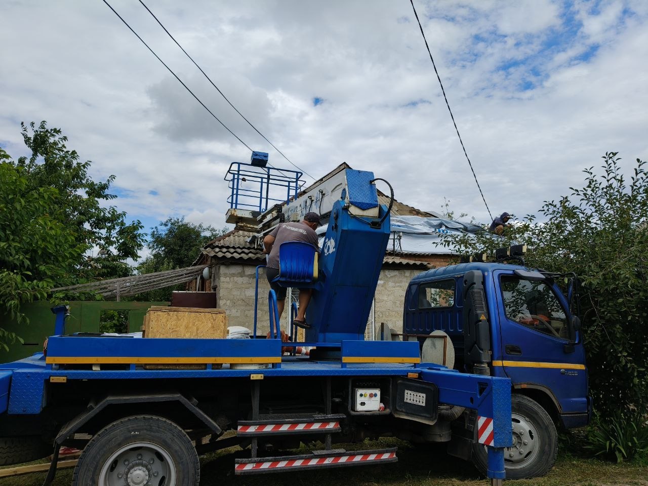 Комунальні служби усувають наслідки вчорашньої атаки