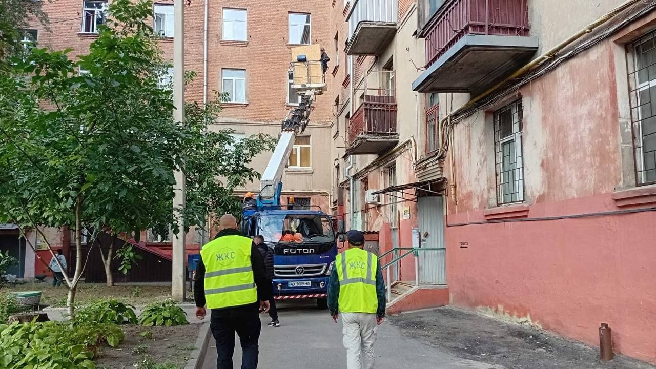 У Харкові триває ліквідація наслідків учорашньої атаки
