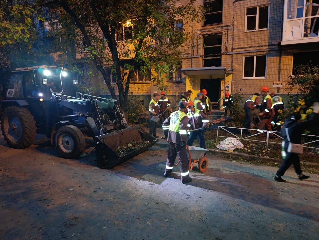 У пошкодженому обстрілом будинку в Слобідському районі тривають відновлювальні роботи