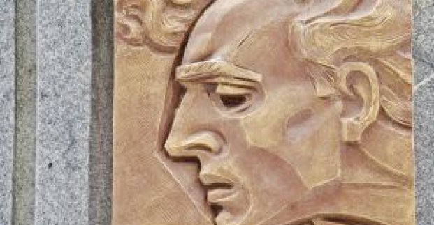 Горельєф на сімейній могилі Леся Курбаса відновили менше ніж за місяць (доповнено)