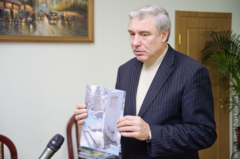 Горельєф на сімейній могилі Леся Курбаса відновили менше ніж за місяць (доповнено)