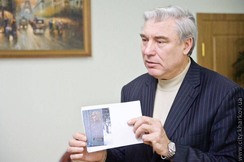 Горельєф на сімейній могилі Леся Курбаса відновили менше ніж за місяць (доповнено)