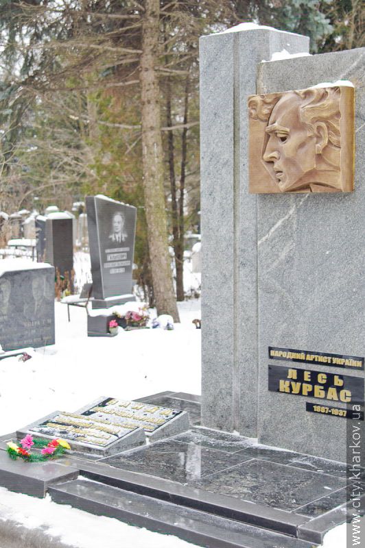 Горельєф на сімейній могилі Леся Курбаса відновили менше ніж за місяць (доповнено)